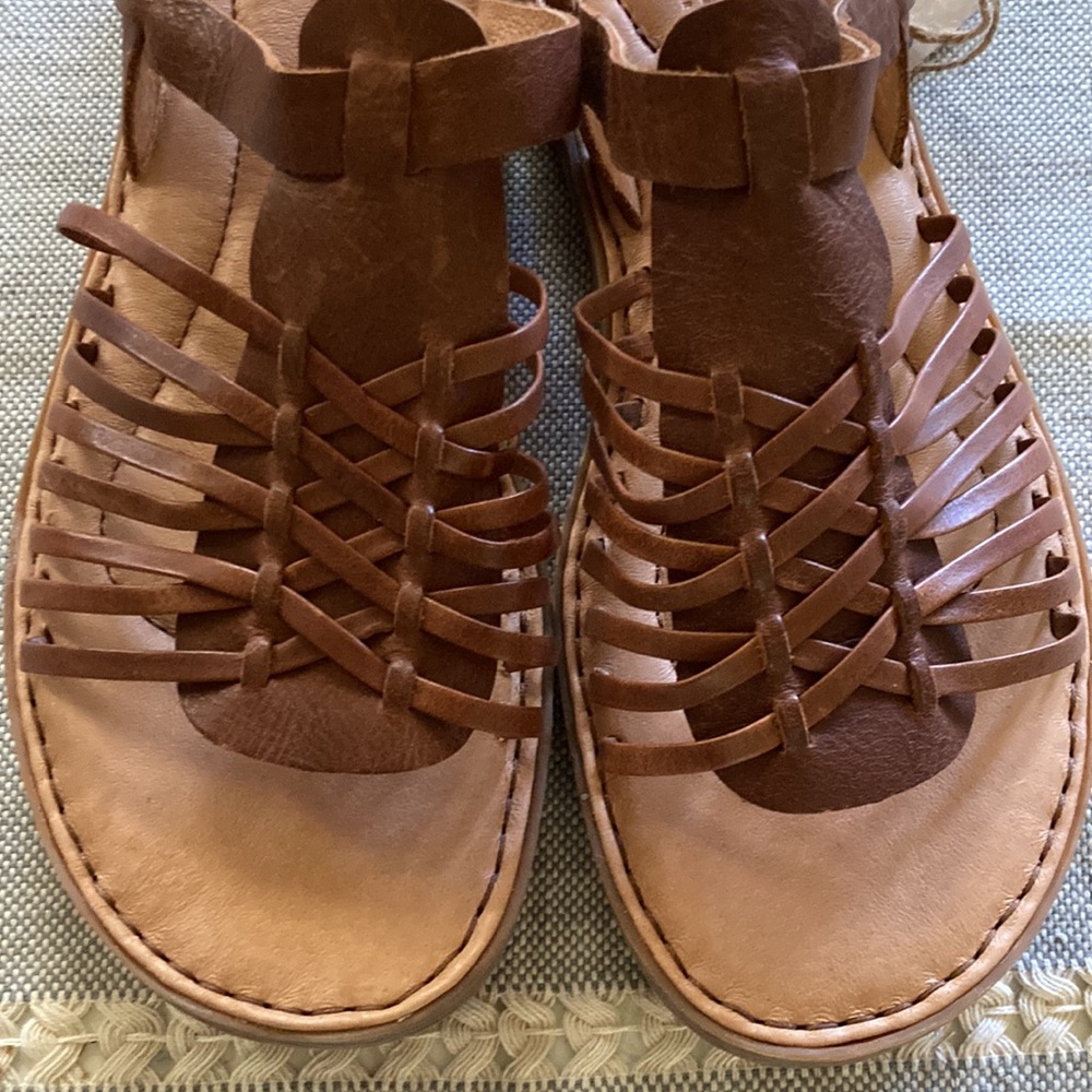 NWT Born Handcrafted leather sandal in brown - Picture 9 of 10